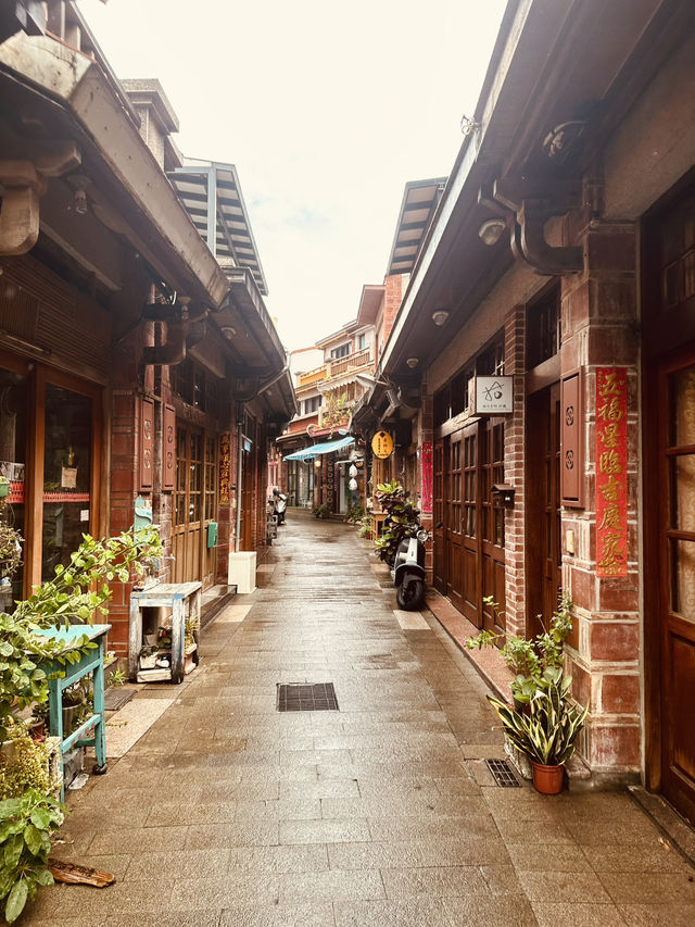 「走進中央老街，時間在紅磚與石巷間慢了下來。」