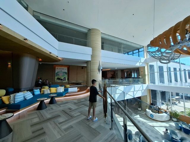 凱渡飯店的大廳設計同樣令人印象深刻，大片落地窗將自然光灑入室內，讓整個空間明亮而通透