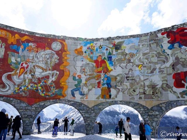 【ジョージア】悪魔の谷にある「ロシア・グルジア友好のモニュメント」