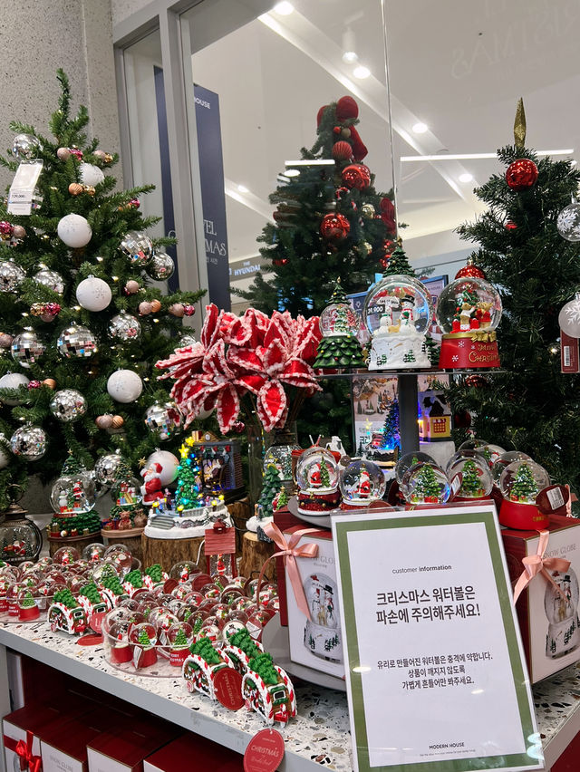 예쁜 크리스마스 트리 가득한 모던 하우스🎄