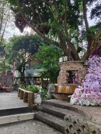 城堡裡的雲貴菜小酒館!紅酒杯裝涼粉、酸菜魚旁放玫瑰🌹