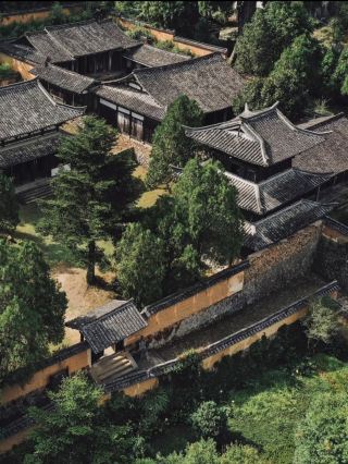 ⛩ A thousand-year-old temple hidden in the mountains of Zhejiang.