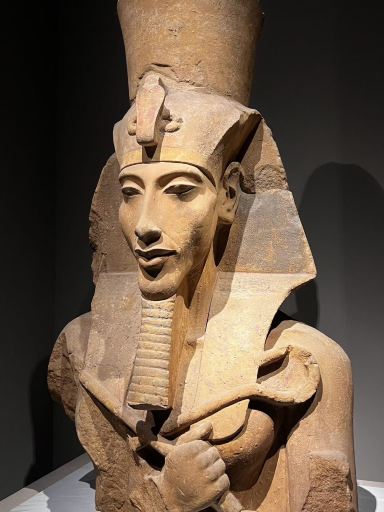 古代エジプトの石碑に刻まれたヒエログリフ展示館で記念撮影。 | Trip