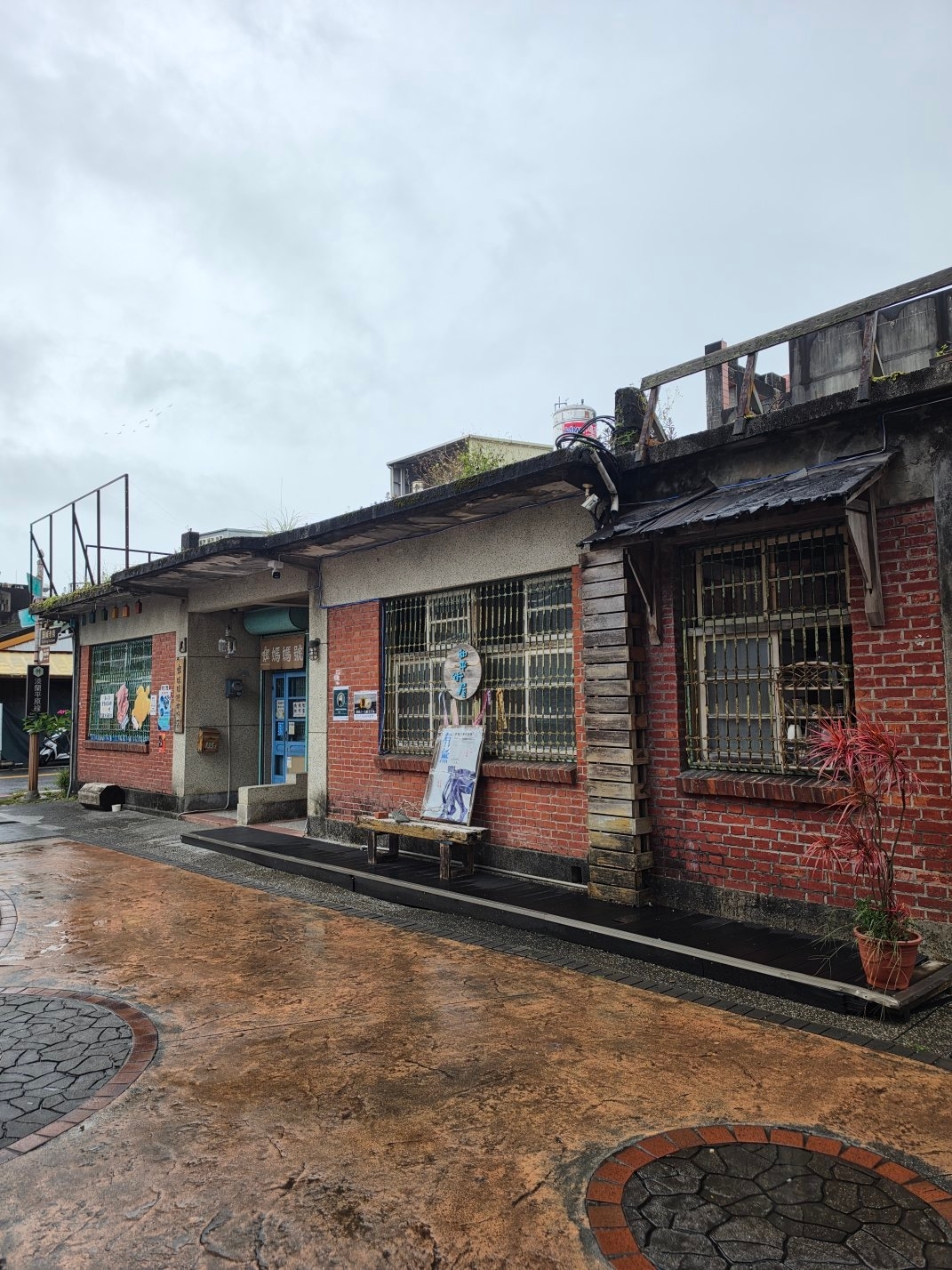 The First Street of Kalan: A Journey Through Time on Ancient Blue Bricks! The Ultimate Guide to Yilan’s "Toucheng Old Street" – History, Instagrammable Spots, and Local Eats 🧱🏮🍂