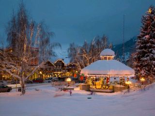 🎄✨ Leavenworth Christmas Town, Washington, USA 🇺🇸

หากมีเมืองใดที่เปรียบเสมือนหมู่บ้านคริสต์มาสในเทพนิยาย Leavenworth คือหนึ่งในสถานที่ที่งดงามที่สุดในโลกช่วงฤดูหนาว เมืองเล็ก ๆ แห่งนี้ตั้งอยู่ท่ามกลางเทือกเขา Cascade และได้รับการออกแบบให้มีสถาปัตยกรรมแบบหมู่บ้านบาวาเรียของเยอรมนี ทำให้บรรยากาศดูราวกับหลุดออกมาจากการ์ดคริสต์มาสคลาสสิก

เมื่อเข้าสู่เดือนธันวาคม เมืองทั้งเมืองจะถูกประดับด้วยไฟคริสต์มาสมากกว่าครึ่งล้านดวง ส่องประกายอยู่บนอาคาร ร้านค้า และต้นไม้ทุกต้นทั่วเมือง หิมะสีขาวที่ปกคลุมหลังคาและถนนสายเล็ก ๆ ช่วยเพิ่มความสวยงามจนทุกมุมเหมาะสำหรับการถ่ายภาพ

ในช่วงเย็น แสงไฟสีทองจะเริ่มส่องสว่างทั่วเมือง เสียงเพลง Christmas Carol ดังคลอเบา ๆ จากร้านค้าและคาเฟ่ กลิ่นหอมของช็อกโกแลตร้อน ขนมปังอบสดใหม่ และคุกกี้คริสต์มาสลอยอบอวลไปทั่วอากาศ ผู้คนเดินเล่นพร้อมเครื่องดื่มร้อนในมือ ท่ามกลางบรรยากาศแห่งความสุขที่หาได้ยาก

ยามค่ำคืนคือช่วงเวลาที่สวยที่สุด เมื่อแสงไฟนับแสนดวงสะท้อนกับหิมะสีขาวและภูเขาที่ล้อมรอบเมือง ทำให้ Leavenworth ดูเหมือนเมืองในเทพนิยายที่มีชีวิตจริง และเป็นหนึ่งในจุดหมายปลายทางคริสต์มาสที่สวยที่สุดในสหรัฐอเมริกา

📍 จุดเช็กอินใกล้เคียง

✨ Front Street Park
✨ Leavenworth Nutcracker Museum
✨ Waterfront Park
✨ Icicle Creek
✨ Bavarian Village
✨ Wenatchee National Forest

📸 เมืองคริสต์มาสสุดโรแมนติกที่เต็มไปด้วยแสงไฟ หิมะ และกลิ่นอายยุโรปกลางใจอเมริกา

#Leavenworth #Washington #USA #ChristmasMagic #WinterWonderland #ChristmasTown #TravelUSA #HolidaySeason #BucketList #BeautifulPlaces 🎄✨🇺🇸❄️🏔️🎁🌟☕🕯️💫📸🌨️❤️🎅🏻🏡✨