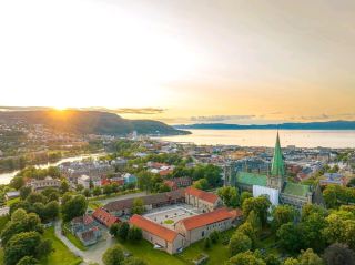 挪威特隆赫姆旅遊攻略及推薦🇳🇴⛪🏘️

特隆赫姆是挪威一座歷史悠久的城市,擁有尼達羅斯大教堂、尼德河沿岸色彩繽紛的木屋以及迷人的老城區氛圍。對於熱愛歷史、建築和悠閒漫步的遊客來說,這裡是理想之選。

📍 推薦景點

尼達羅斯大教堂 ⭐⭐⭐⭐⭐

這座宏偉的哥德式大教堂是挪威最重要的宗教場所之一,也是遊覽特隆赫姆的必遊之地。

巴克蘭 ⭐⭐⭐⭐⭐

舊城區遍布色彩鮮豔的木屋、咖啡館和小商店。這裡氛圍溫馨舒適,是漫步拍照的絕佳去處。

老城橋 (Gamle Bybro) ⭐⭐⭐⭐⭐

這座紅色的木橋是特隆赫姆的標誌性建築之一。從橋上可以欣賞到尼德河沿岸美麗的木屋。

尼德瓦河 ⭐⭐⭐⭐⭐

一條河流蜿蜒流經城市中心,兩岸林立著木屋。這裡是熱門的拍照地點,尤其是在日落時分。

🗓 行程安排

第一天

參觀尼德瓦大教堂

漫步舊城區

穿過舊城橋

遊覽巴克蘭德

傍晚沿著尼德瓦河漫步

第二天

探索市中心
在巴克蘭德的咖啡館小憩

欣賞河畔的建築和木屋

傍晚拍攝城市和河流的景色

⭐ 印象

特隆赫姆是一座迷人的城市,完美融合了歷史、古老的木屋和河流的自然美景。尼德瓦大教堂氣勢恢宏,見證了這座城市的歷史,而巴克蘭德則充滿溫馨的氛圍,非常適合漫步。

另一個亮點是沿著尼德瓦河畔色彩繽紛的木屋,尤其是在傍晚,當陽光灑在水面上,營造出浪漫的氛圍,是絕佳的攝影勝地。 ⭐ 評分

美景:9.5/10

氛圍:9.7/10

歷史:10/10

性價比:9.4/10

總分:9.6/10

「特隆赫姆是一座充滿歷史故事的城市,從宏偉的尼達羅斯大教堂到河畔色彩繽紛的木屋,處處都散發著歷史的魅力。」這也使它成為挪威又一座值得一遊的城市。

#旅行瞬間 #特隆赫姆 #挪威 #尼達羅斯大教堂 #巴克蘭德 #尼德河 #老城橋 #遊覽特隆赫姆 #挪威旅行 #Tripcom創作者 #挪威旅行 #特隆赫姆旅行 #尼達羅斯 #挪威旅行 #旅行攝影 #旅行癖