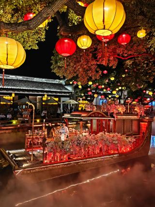  沉浸在無錫「惠山古鎮景區 (Huishan Ancient Town)」的千年氛圍中，享受浪漫的夜晚！ 
