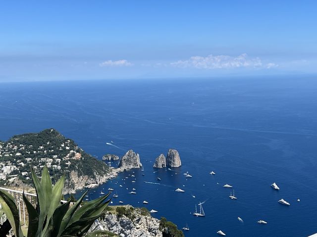 Day overlooking the beautiful view of Capri 🇮🇹