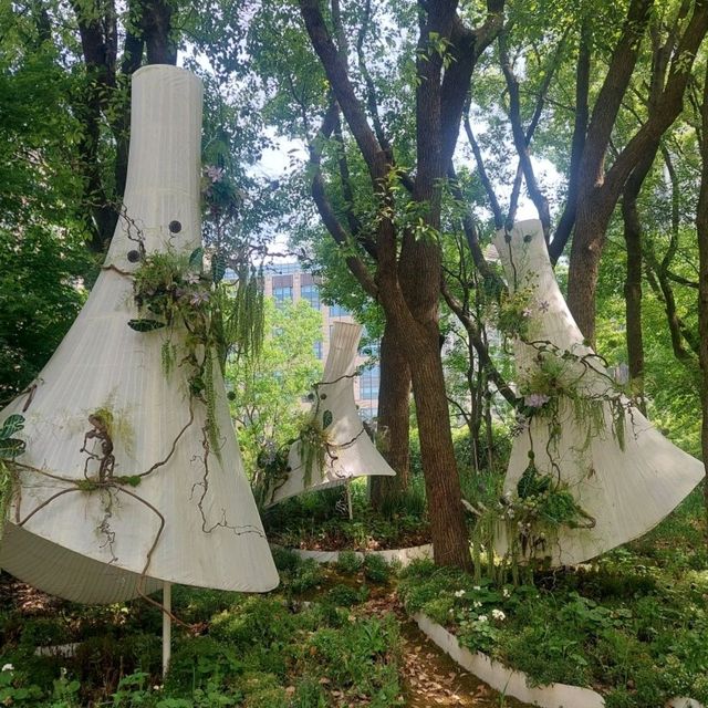Little parks in Shanghai, little water worlds in the heart of the city