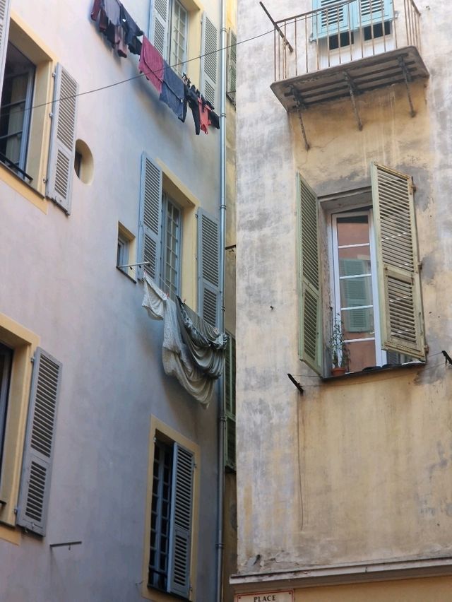 Get lost in the steets of old town Nice 🌐🧭