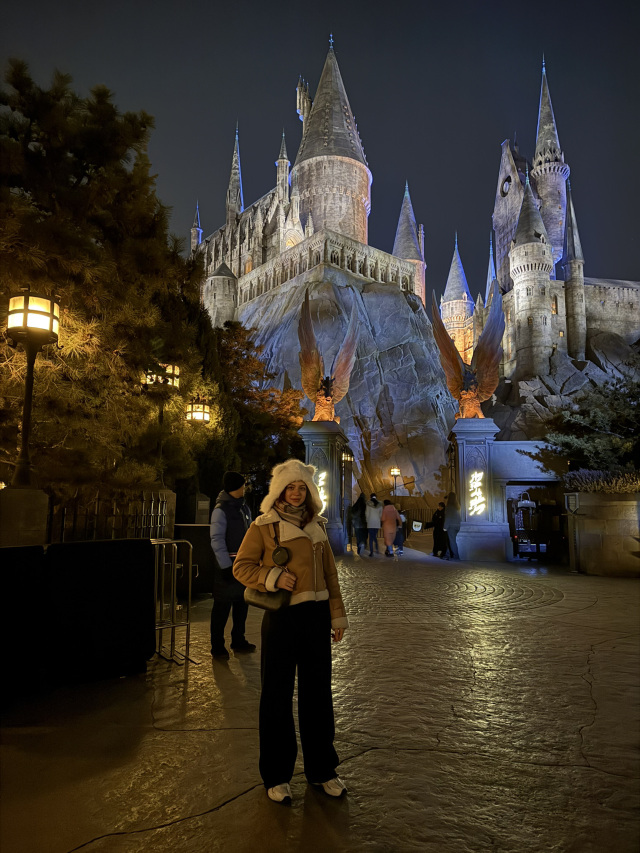 I was absolutely thrilled by my visit to Universal Studios Beijing. This is a place you should visit at least once in your lifetime. From the moment you enter, it feels like you've stepped into a real cinematic world—everything is meticulously designed, the decorations are incredibly realistic, and the atmosphere is simply amazing.
What impressed me the most were the attractions—they are modern, dynamic, and truly captivating. The zones featuring Transformers, Jurassic World, and Kung Fu Panda are top-notch, making you feel like you're inside a movie. I especially want to highlight the WaterWorld show—it’s powerful, spectacular, and definitely unforgettable.
The park is very large and beautiful, with plenty of photo spots, convenient navigation, and polite staff. I loved that it’s enjoyable for both adults and children—everyone can find something they like. The day flew by unnoticed, and the emotions will last for a long time.
Universal Studios Beijing left me with only positive impressions. It was bright, fun, and truly unforgettable. I definitely want to return there again!