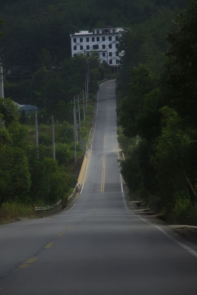 湖北黃岡旅遊景區，風景不錯，全是山，一路在山路中蜿蜒曲折，開車挺有感覺