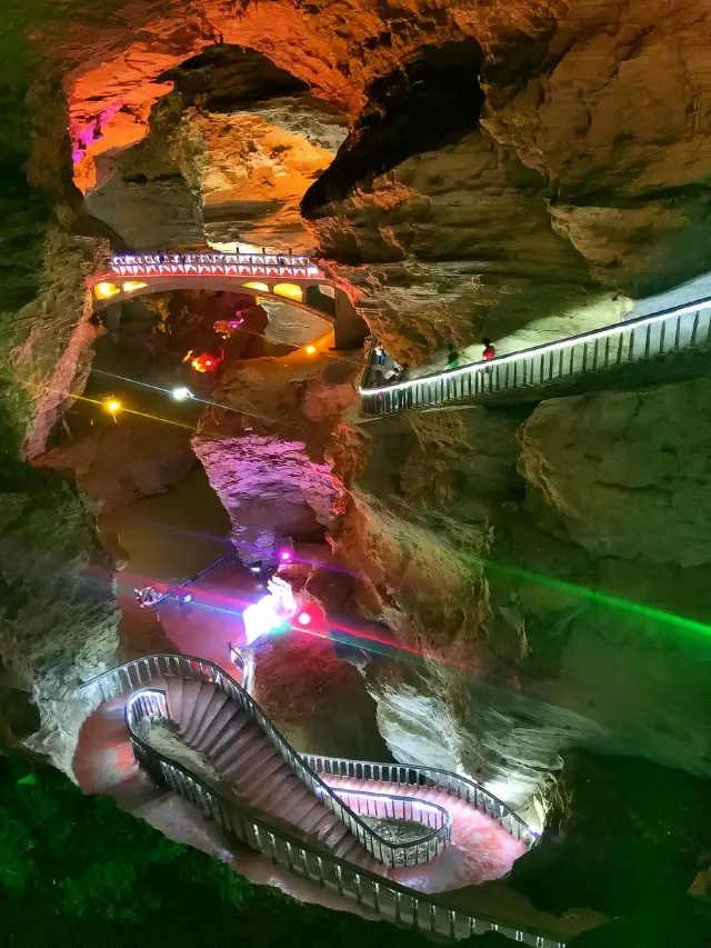 The magical underground 'palace' - Huanglong Cave