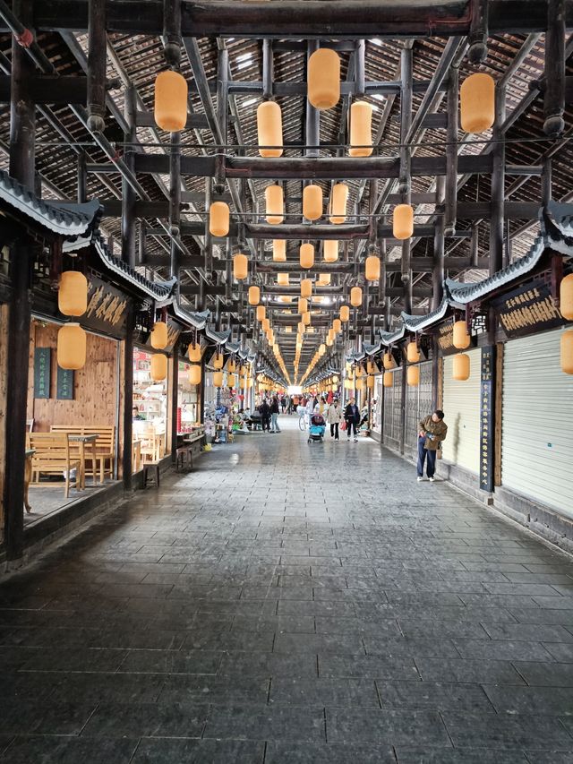 芷江龍津橋，全橋身用杉木卯眼相接，未用任何鐵釘鐵器，歷史上一直是湘黔公路的要塞，史稱“三楚西南第一橋