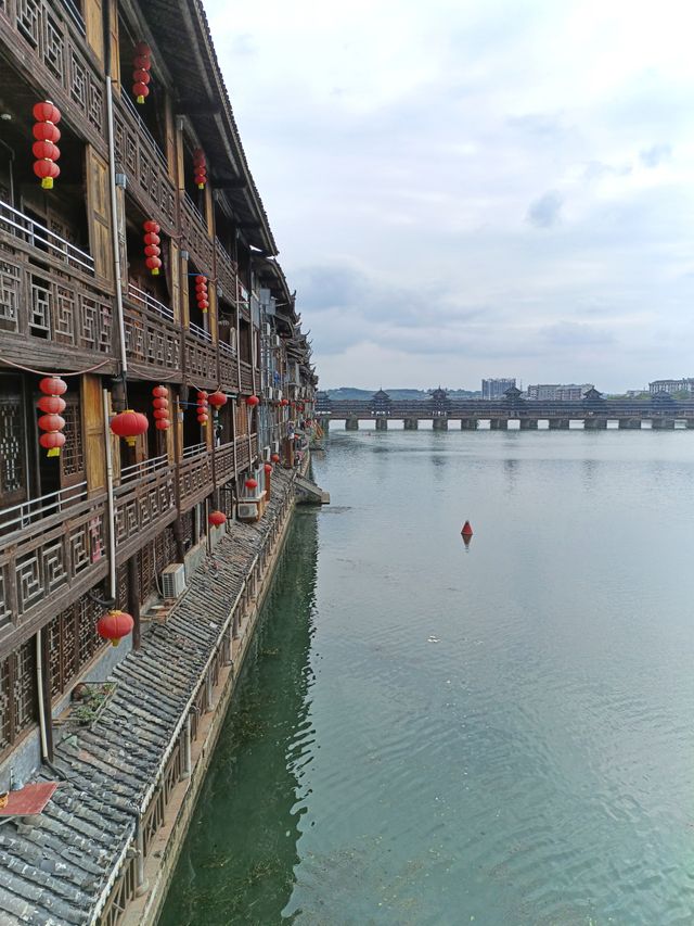芷江龍津橋，全橋身用杉木卯眼相接，未用任何鐵釘鐵器，歷史上一直是湘黔公路的要塞，史稱“三楚西南第一橋