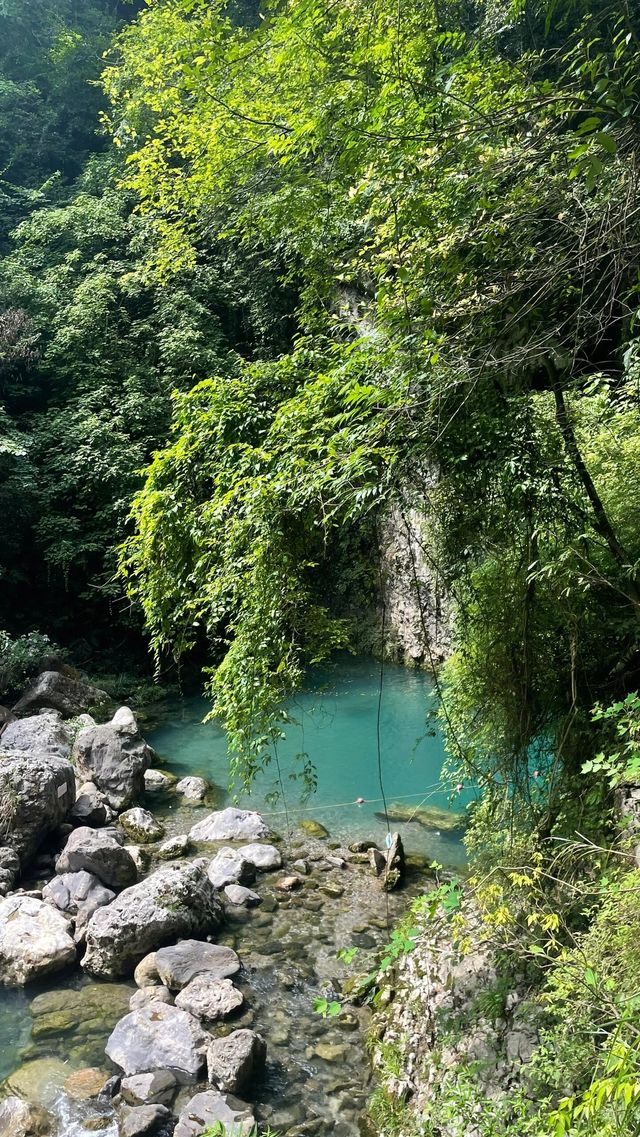 四川廣安天意谷山野間的綠潭飛瀑