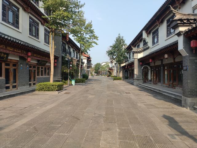 桃花源古鎮位於常德桃花源景區旁，吞沅江水色、納瀟湘靈秀、攬武陵風光