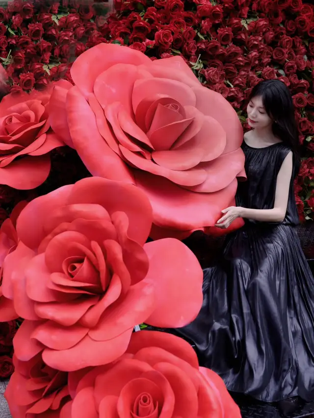 What could be more romantic in Chongqing than the return of the rose waterfall?