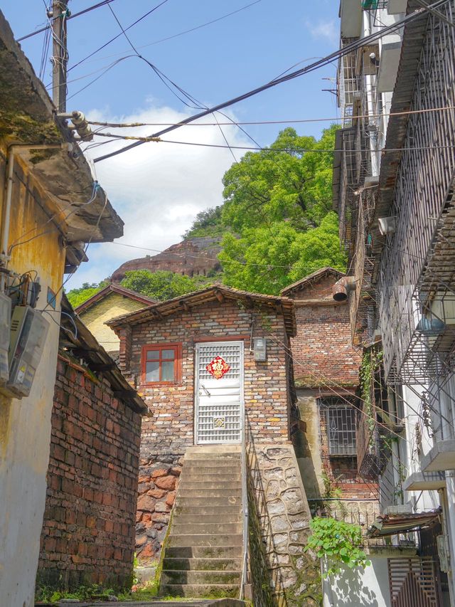 不是丹霞山，這是火車3h直達的粵北邊陲小鎮