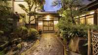 熱田蓬萊軒本店開店於1873年，是一家有百多年歷史的鰻魚店，現在在名古屋市內已經擁有了三家店。