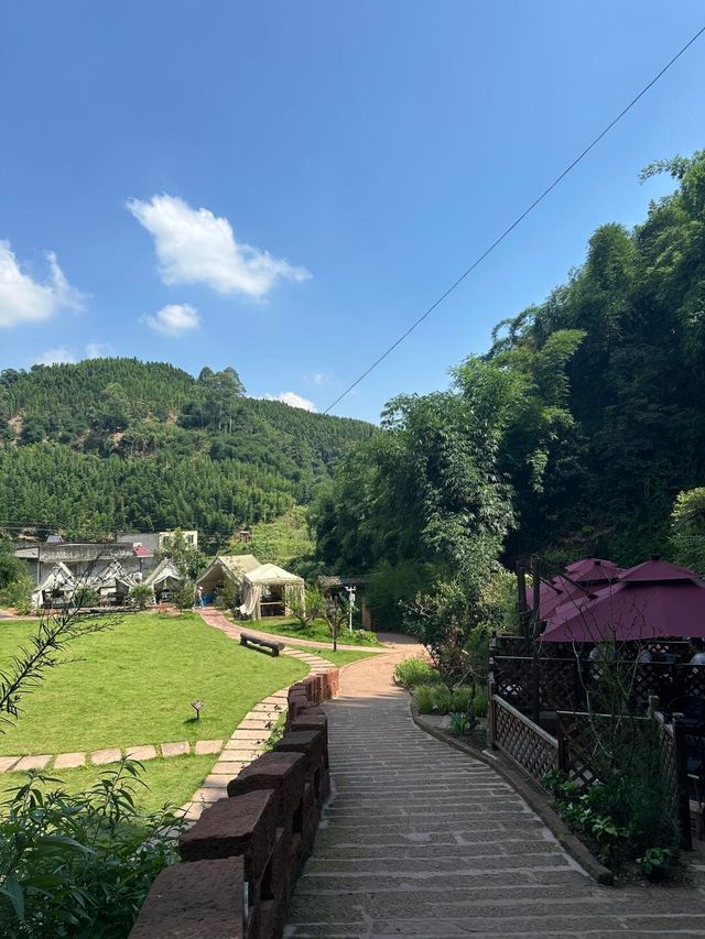 成都周邊又發現一個好地方，樂山｜螢火灣攀岩輕奢露營基地