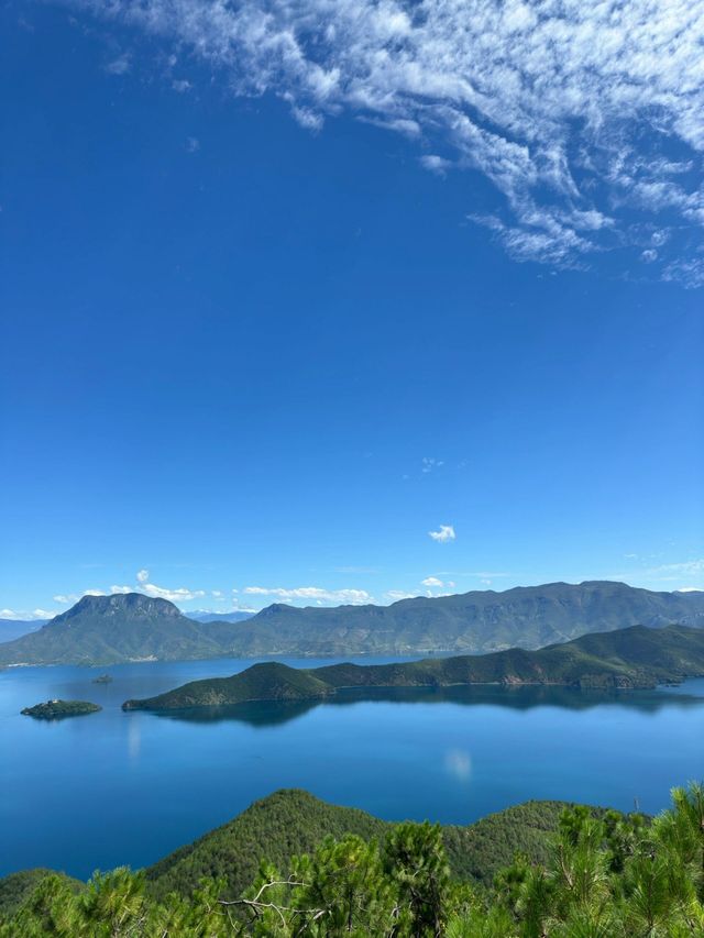 雲南瀘沽湖｜一個純淨無比的湖泊。