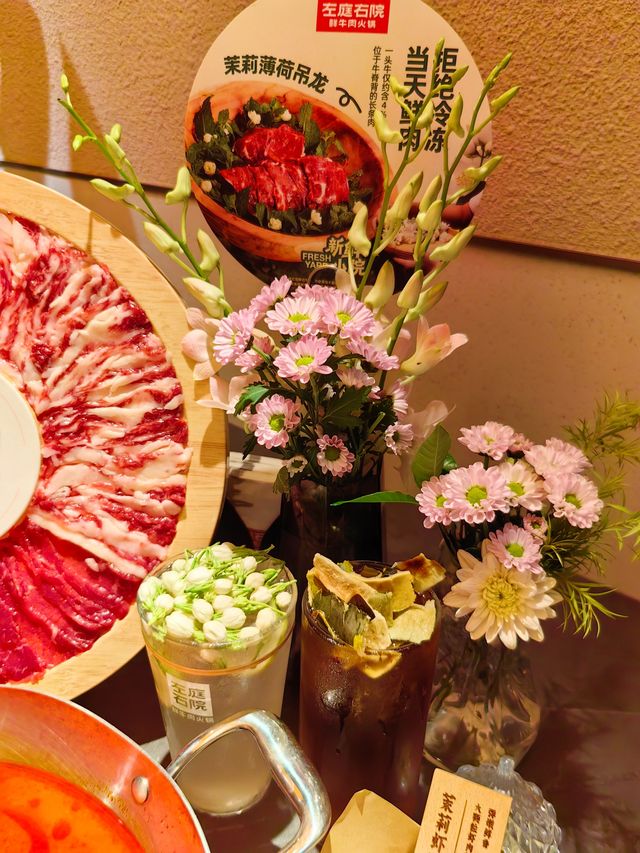 當天鮮牛肉,在這家被鮮花環繞的餐廳。