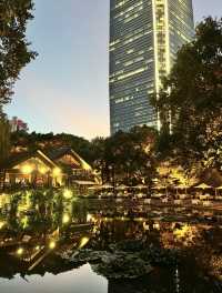 來公園裡夜遊，假裝在東南亞度假。