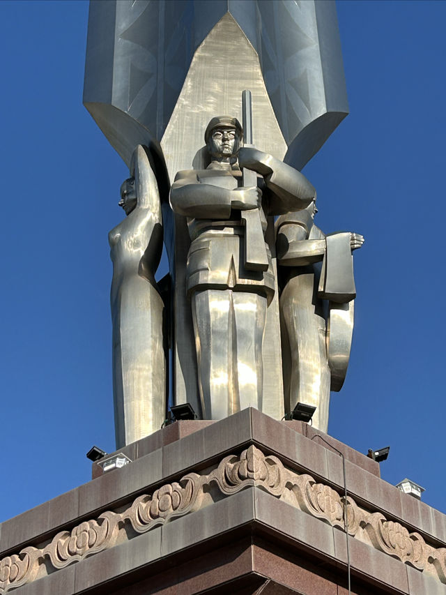 打卡石河子屯墾戍邊紀念碑，致敬堅貞不拔的軍墾人。