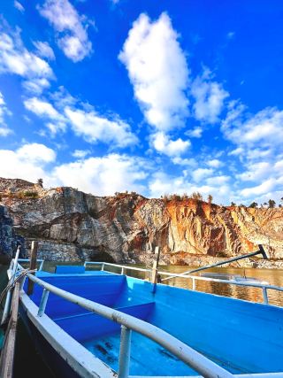 Xiaotianchi Lake is a beautiful place with blue skies and clear water.