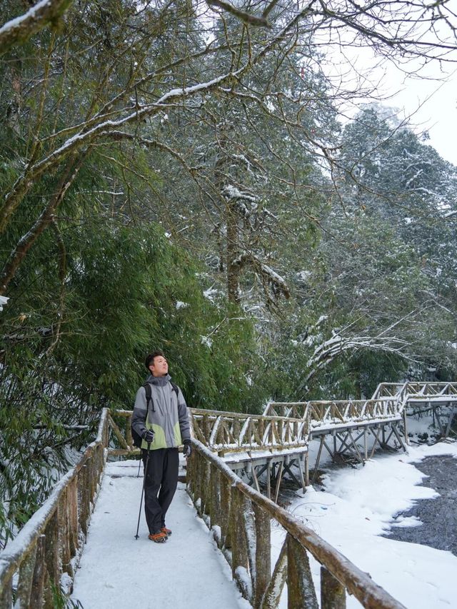 成都出發2h在白雪森林中發現藍冰瀑布