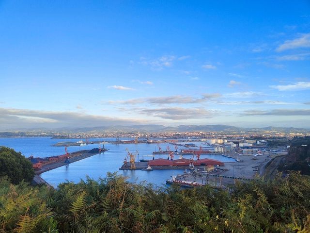 Sunset at Gijón’s Port: A Peaceful Summer Escape 🌅⚓