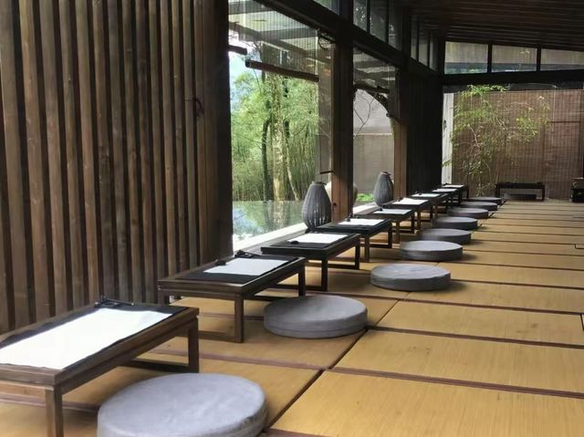 成都青城後山，誰還沒有住過森系民宿天花板