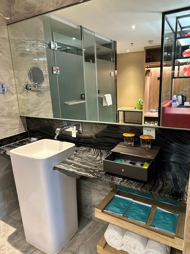 重慶一個神奇嘅江景酒店，私藏兩個打卡點