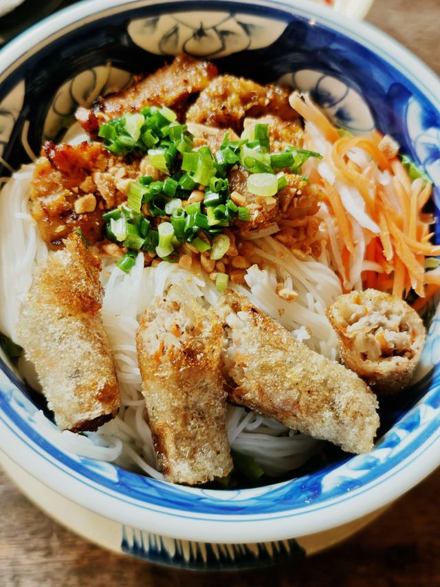 🍜曼谷通羅區挖到寶！米其林推薦越南菜還原河內風味～