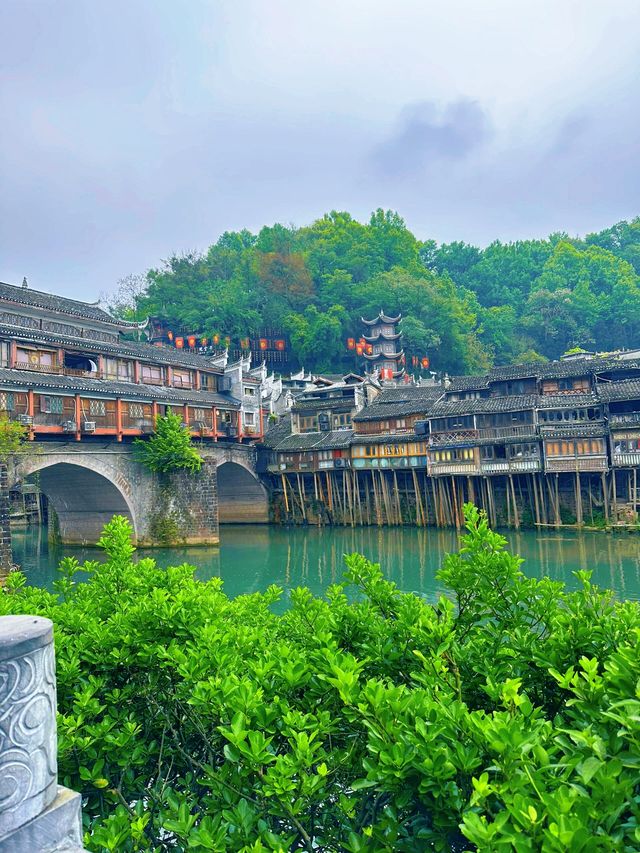 - 《鳳凰古城食住玩全攻略：帶你沉浸式體驗湘西風情》