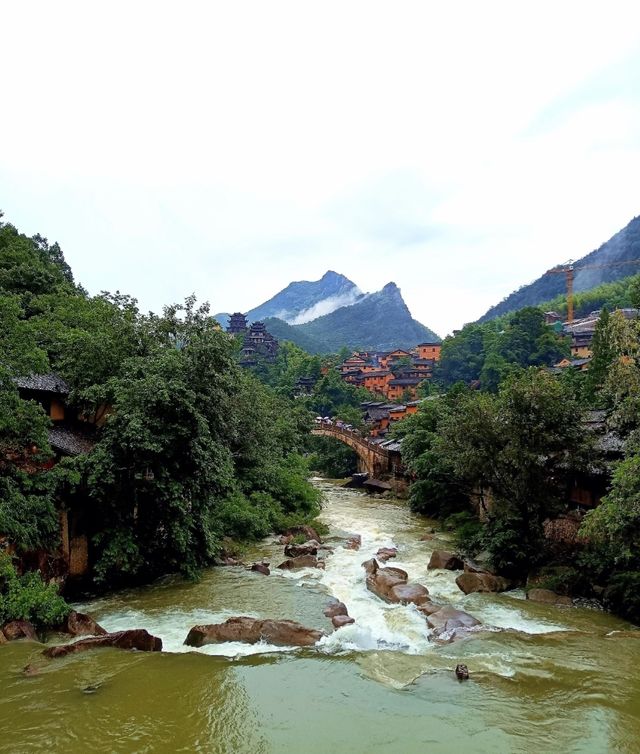 嚟上饒必打卡嘅仙俠世界！望仙谷真係太正喇，懸崖上嘅古村落，夜景靚到窒息～跟住呢條攻略玩，輕鬆ge