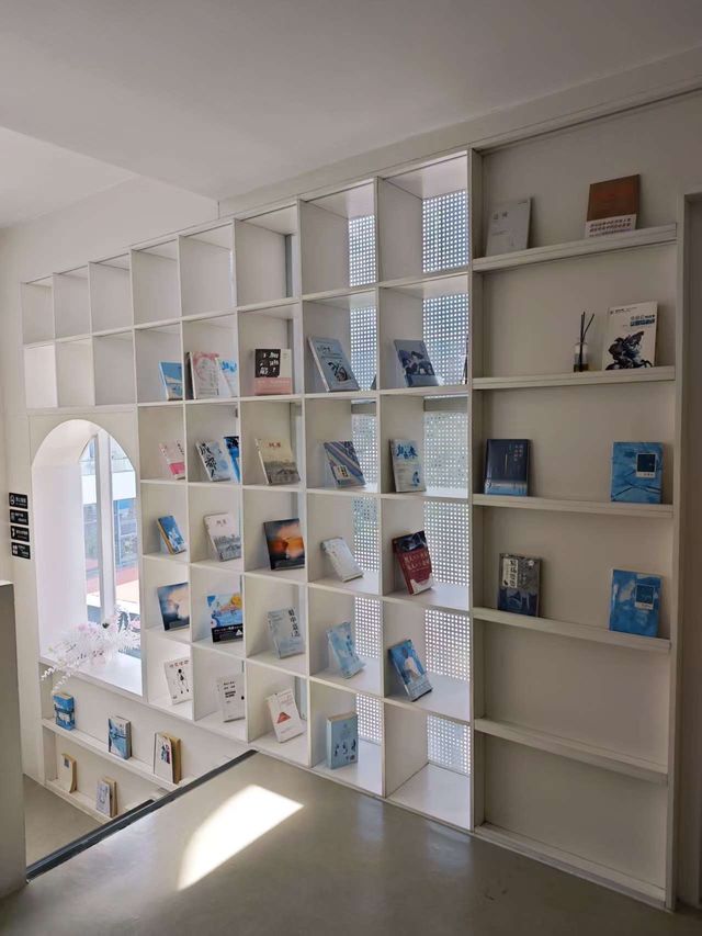 海邊隱藏著一家書屋