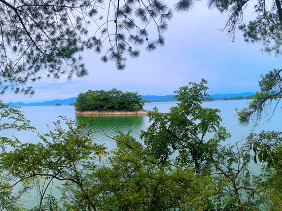 The magic of Thousand Island Lake touches the soul with its serene beauty.