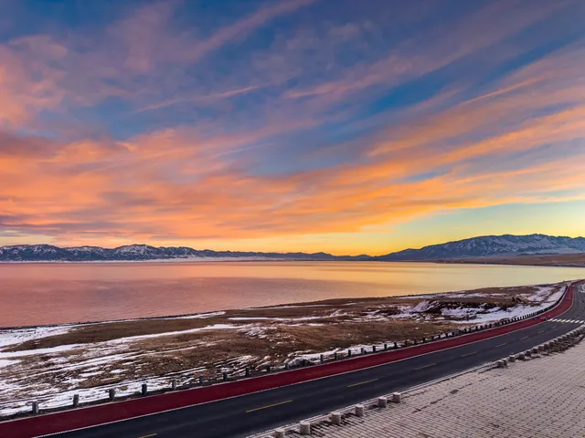 賽里木湖的絕美粉調日出 賽里木湖的絕美粉調日出