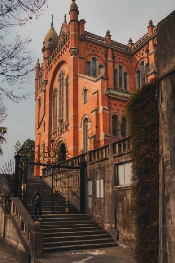 상하이에 있는 이 백년 된 교회는 산꼭대기에 자리 잡고 있으며, 동양과 서양의 미학을 동시에 보여줍니다.
