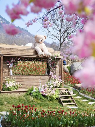 A must-visit spot for photos in spring when surrounded by flowers.