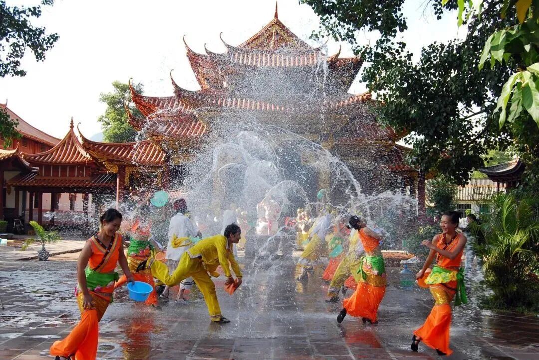 Lễ hội hái hoa và té nước Jinggu Dai sắp diễn ra rồi! Hãy xem hướng dẫn của chúng tôi!