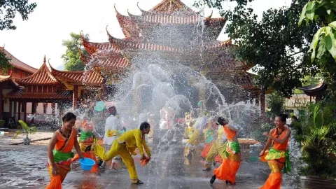 Lễ hội hái hoa và té nước Jinggu Dai sắp diễn ra rồi! Hãy xem hướng dẫn của chúng tôi! — traveler post in Cảnh Cốc