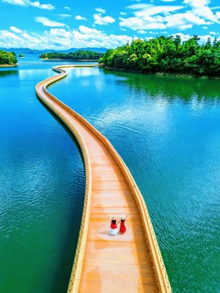 Half a literature textbook, hidden in this riverside town | A one-day travel guide to Jiujiang. Don't want to fight the crowds at Lushan? Jiujiang is an underrated treasure of a city,