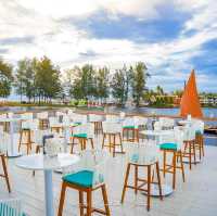 ร้านอาหารกลางน้ำ หน้าหาดบางเทาในโรงแรมหรู