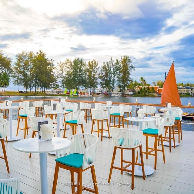 ร้านอาหารกลางน้ำ หน้าหาดบางเทาในโรงแรมหรู