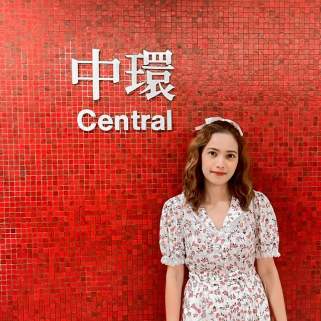 ถ่ายรูปชิคๆ กับป้ายสถานีรถไฟฮ่องกง ถ่ายรูปชิคๆ กับป้ายสถานีรถไฟฮ่องกง