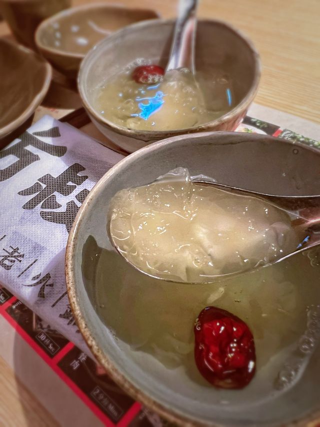 招牌辛香九宮格麻辣火鍋 珊瑚，桂花蚌鮮甜爽脆彈牙