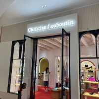 Huge shopping mall in Orchard: Ion Orchard 